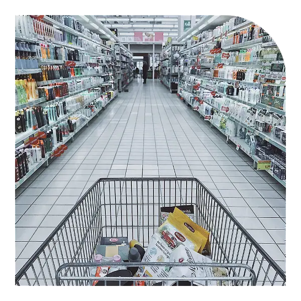 Carrinho de compras no corredor de um supermercado
